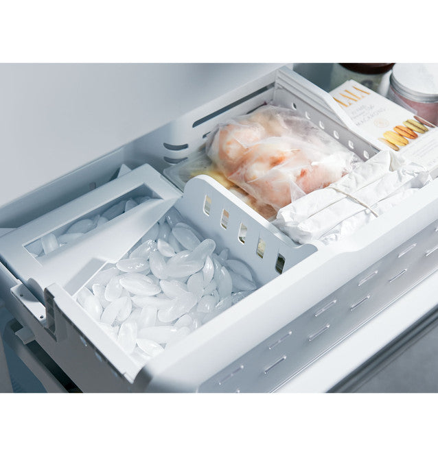 Réfrigérateur intelligent à portes françaises Café™ ENERGY STAR® de 23,1 pi³ à profondeur de comptoir - CWE23SP3MD1
