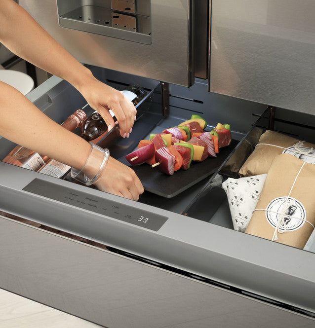 Réfrigérateur intelligent à 4 portes et à portes françaises Café™ ENERGY STAR® de 27,8 pi³ - CVE28DP4NW2
