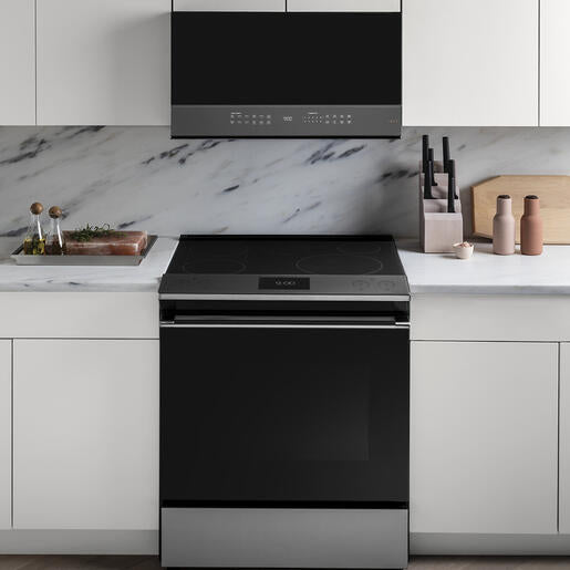 Four à micro-ondes à hotte intégrée Café™ de 2,1 pi³ avec connexion Wi-Fi en verre moderne - CVM721M2NCS5