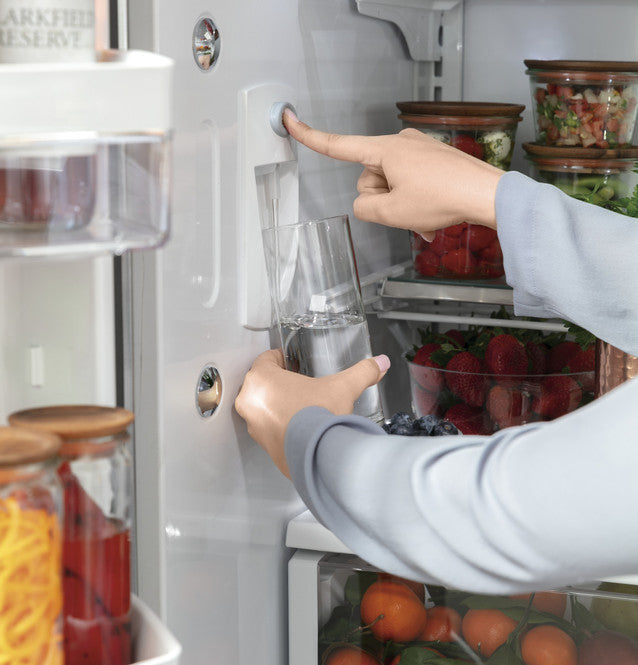 Réfrigérateur intelligent à portes françaises Café™ ENERGY STAR® de 23,1 pi³ à profondeur de comptoir - CWE23SP2MS1