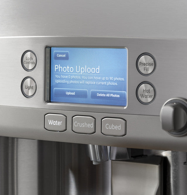 Réfrigérateur intelligent à portes françaises Café™ ENERGY STAR® de 22,1 pi³ à profondeur de comptoir avec système d'infusion Keurig® K-Cup® - CYE22UP2MS1