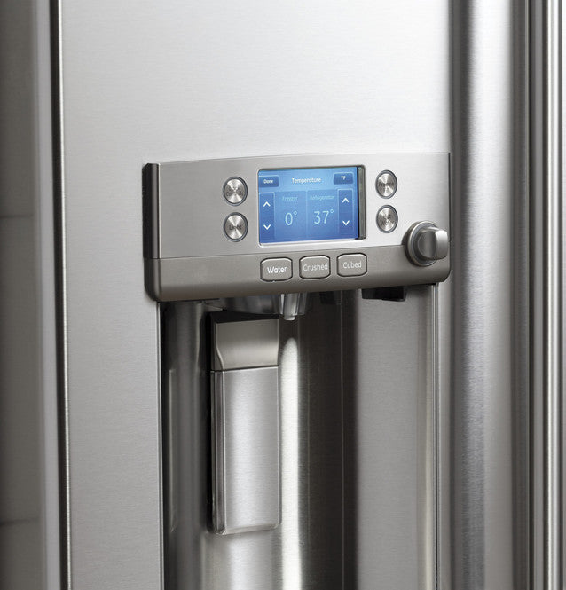 Réfrigérateur intelligent à portes françaises Café™ ENERGY STAR® de 22,1 pi³ à profondeur de comptoir avec système d'infusion Keurig® K-Cup® - CYE22UP2MS1