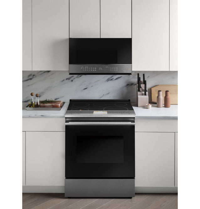 Cuisinière intelligente encastrable de 30 po Café™ à commandes frontales, à induction et à convection avec caméra intégrée au four en verre platine