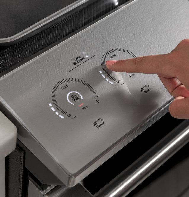 Cuisinière intelligente encastrable de 30 po Café™ à commandes frontales, à induction et à convection avec caméra intégrée au four en verre platine